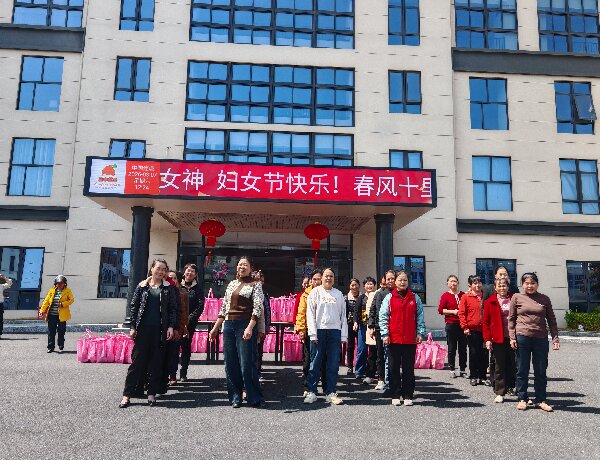 La douceur recèle du pouvoir, la lutte fait éclore l'éclat.